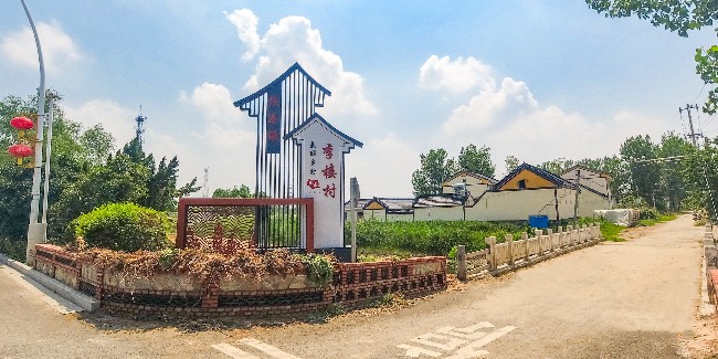 精神堡垒制作厂家：如何选择<i style='color:red'>标识标牌设计制作</i>公司