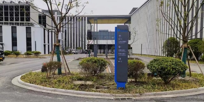 精神堡垒厂家：<i style='color:red'>广告标识牌制作</i>材料是如何选择的