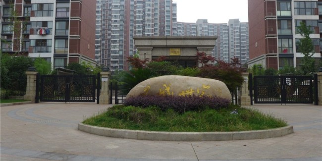 标识牌设计公司：如何选择<i style='color:red'>房地产标识标牌</i>