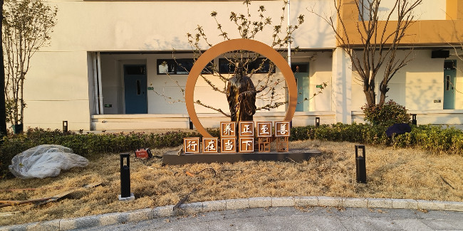 精神堡垒加工厂：标牌厂家生产商场标牌多少钱？