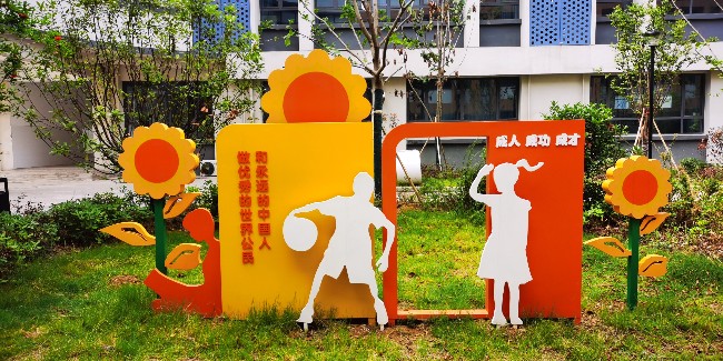 精神堡垒生产厂家：学校校园标识标牌分类