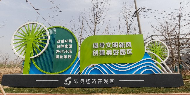 雕塑制作公司：雕塑泥形阶段及<i style='color:red'>玻璃钢雕塑</i>养护