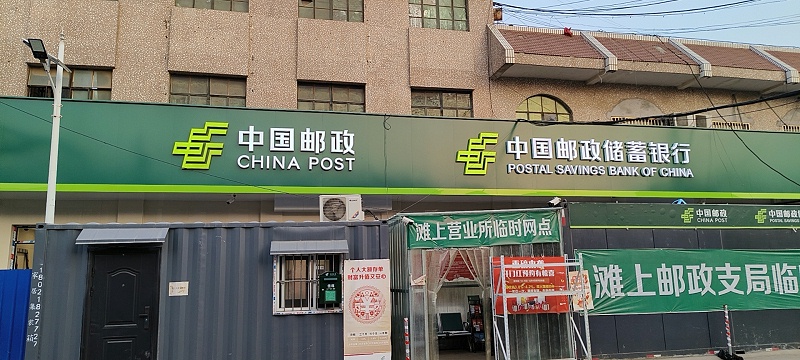 标识牌厂家分享：店铺招牌标识需要做成发光的还是不发光的-千帆标识，行业经验18年，为400+企业或市政单位提供标识系统解决方案。